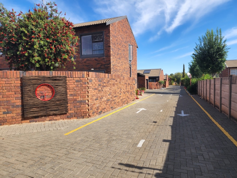 2 Bedroom Property for Sale in Langenhovenpark Free State